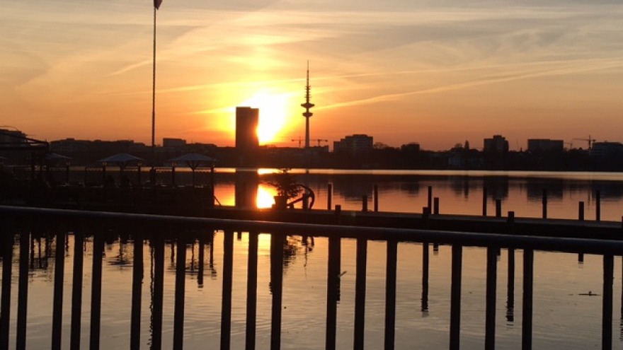 Skyline Hamburg mit Blick auf die Alster bei einem romantischen Sonnenuntergang Skyline Hamburg Alster Sonnenuntergang
